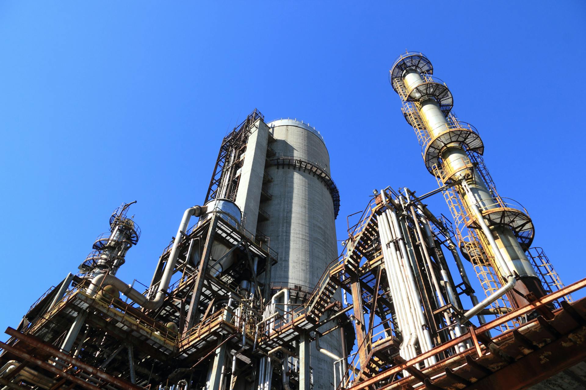 Refinery distillation towers and steel pipework